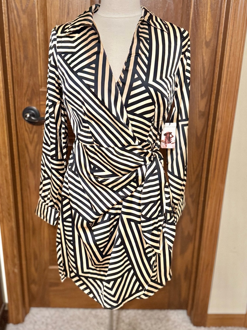 NWT Sincerely Jules Size Small Geometric Black & Cream Long Sleeve Wrap Dress